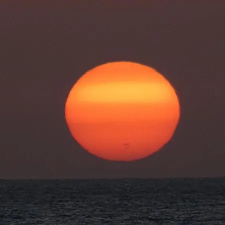 Sunrise Directly At The Sea Apartment *